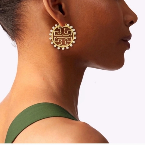 🔹️TORY BURCH 🔹️ Gold Miller Wire Hoop Pearl Logo Earrings - Picture 2 of 3